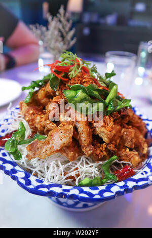 Porc frit frit avec des feuilles de lime kaffir, grillé Banque D'Images