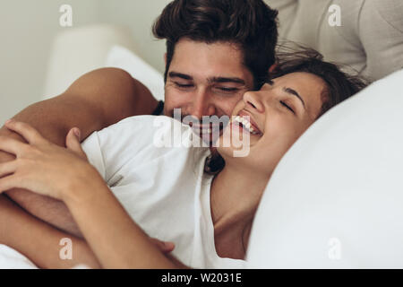 Le meilleur le matin est avec vous. Couple in bed de câlins du matin. Banque D'Images