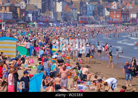 Une longue plage pendant la Journée nationale des Forces armées dans la région de Scarborough, North Yorkshire, UK Banque D'Images