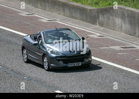 2008 gris Peugeot 207 Sport C Cabriolet ; UK voiture, transport, moderne, berline, direction nord sur l'autoroute   à 3 voies. Banque D'Images