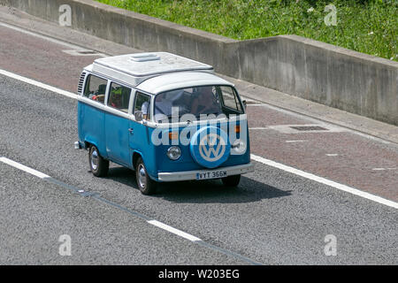 Blanc Bleu Volkswagen VW Motor Caravan ; UK le trafic de véhicules, transports, voitures, moderne, vers le nord sur la voie 3 de l'autoroute M6. Banque D'Images