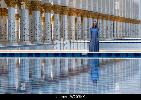 Émirats arabes unis 10 femme occidentale dans un costume arabe reflétée à Mosquée Sheikh Zayed Bin Sultan Al Nahyan, Abu Dhabi, Émirats arabes unis, Moyen Orient Banque D'Images