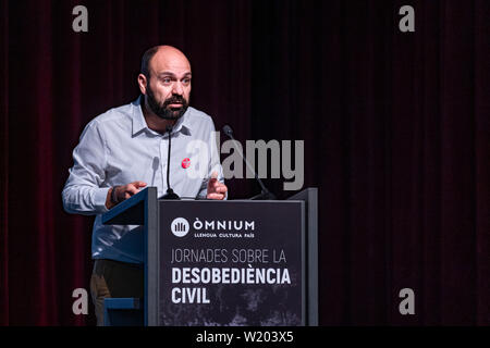 Marcel Mauri, vice-président de Òmnium, parle pendant le event.Organized Catalan par l'entité des indépendantes Òmnium Cultural, le premier jour sur la désobéissance civile a eu lieu à la naissance du centre culturel. Ces deux jours, 4 et 5 juillet, des conférences et tables rondes visent à établir le fondement théorique de la désobéissance civile comme un moyen de résoudre le problème de l'indépendance de la Catalogne après le refus répété de l'état espagnol d'organiser un référendum. Banque D'Images