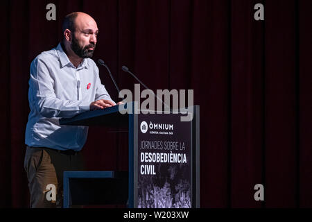 Marcel Mauri, vice-président de Òmnium, parle pendant le event.Organized Catalan par l'entité des indépendantes Òmnium Cultural, le premier jour sur la désobéissance civile a eu lieu à la naissance du centre culturel. Ces deux jours, 4 et 5 juillet, des conférences et tables rondes visent à établir le fondement théorique de la désobéissance civile comme un moyen de résoudre le problème de l'indépendance de la Catalogne après le refus répété de l'état espagnol d'organiser un référendum. Banque D'Images