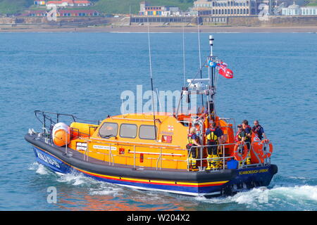 L'équipe de sauvetage de la RNLI Scarborough démontrant la Shannon les canot au cours de la Journée des Forces armées de Scarborough en 2019. Banque D'Images