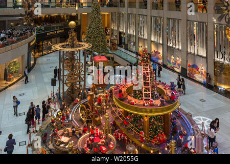 Décorations de Noël à l'intérieur de Landmark Shopping Mall, Central, Hong Kong, SAR, Chine Banque D'Images