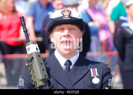 Une femme officier de marine présents à la Journée des Forces armées à Scarborough Banque D'Images