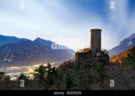 La nuit tombe sur le château de Avio. La province de Trente, Trentin-Haut-Adige, Italie, Europe. Banque D'Images