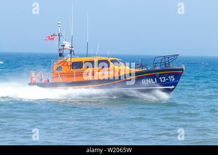 L'équipe de sauvetage de la RNLI Scarborough démontrant la Shannon les canot au cours de la Journée des Forces armées de Scarborough en 2019. Banque D'Images