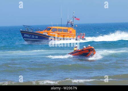 L'équipe de sauvetage de la RNLI Scarborough démontrant la Shannon les canot au cours de la Journée des Forces armées de Scarborough en 2019. Banque D'Images