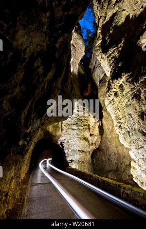 La 'Strada della Forra (Route de la gorge) en Tremosine sul Garda. C'était un emplacement pour un film de James Bond. Province de Brescia, Lombardie, Italie. Banque D'Images