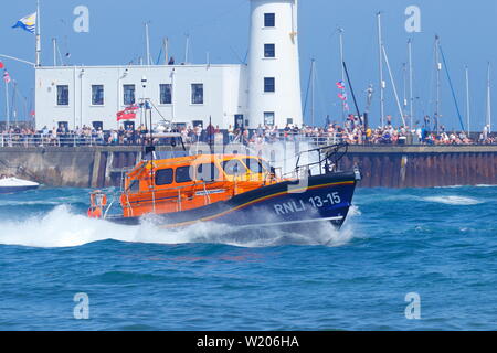 L'équipe de sauvetage de la RNLI Scarborough démontrant la Shannon les canot au cours de la Journée des Forces armées de Scarborough en 2019. Banque D'Images