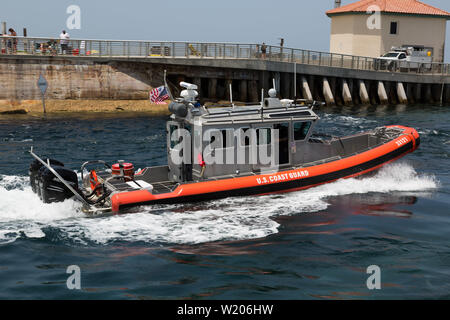 Un navire de la Garde côtière des États-Unis traverse Boynton Inlet en direction des eaux libres de l'océan Atlantique par une journée ensoleillée du sud de la Floride. Banque D'Images