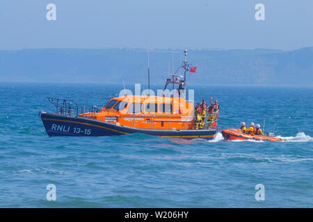 L'équipe de sauvetage de la RNLI Scarborough démontrant la Shannon les canot au cours de la Journée des Forces armées de Scarborough en 2019. Banque D'Images