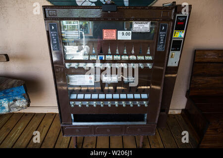 Un distributeur automatique de cigarettes se trouve dans les deux Georges Waterfront auvent Boynton Beach, Floride, USA. Banque D'Images