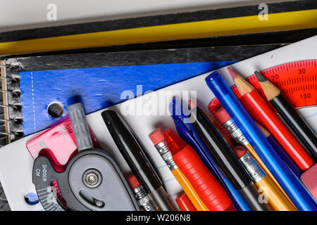 Les fournitures scolaires sur un fond blanc Banque D'Images