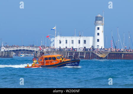 L'équipe de sauvetage de la RNLI Scarborough démontrant la Shannon les canot au cours de la Journée des Forces armées de Scarborough en 2019. Banque D'Images