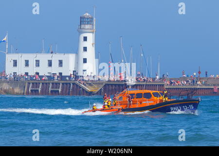 L'équipe de sauvetage de la RNLI Scarborough démontrant la Shannon les canot au cours de la Journée des Forces armées de Scarborough en 2019. Banque D'Images
