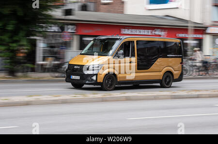 Hambourg, Allemagne. 06Th Juillet, 2019. Un véhicule de service de conduite de la VW Moia durs sur une route. Crédit : Daniel Reinhardt/dpa/Alamy Live News Banque D'Images