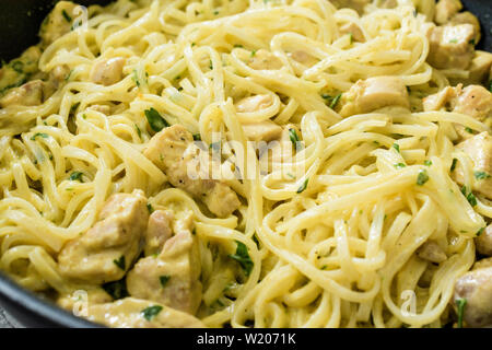 Nouilles de riz avec sauce au cari Poulet en casserole Close Up macro-vision. Organic Cuisine traditionnelle. Banque D'Images