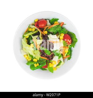 Des légumes sains ou césar vert salade Méditerranéenne grecque à plat en porcelaine blanche ou la plaque pour végétarien sur fond blanc isolé à partir de la top vie Banque D'Images