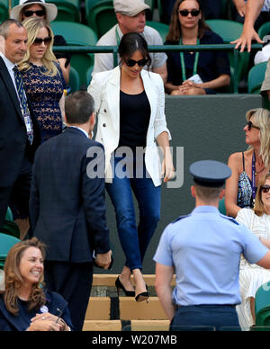 La duchesse de Sussex dans les tribunes du court un pour regarder le match entre Serena Williams et Kaja Juvan le quatrième jour des Championnats de Wimbledon au All England Lawn tennis and Croquet Club, Wimbledon. Banque D'Images