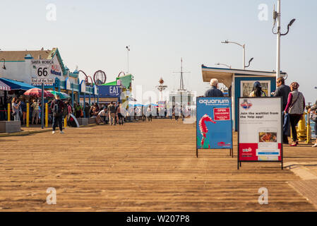 LA, USA - 30 OCTOBRE 2018 : les touristes affluent à la célèbre jetée de Santa Monica à Los Angeles, Californie, USA. Banque D'Images