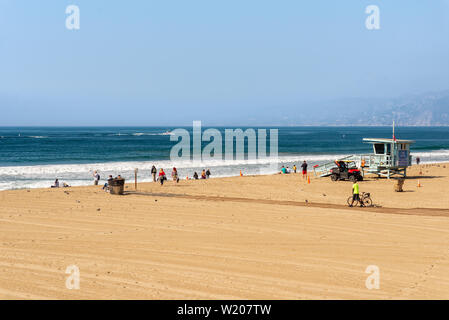 LA, USA - 30 OCTOBRE 2018 : Familles venture jusqu'à la plage de Santa Monica dans un temps chaud à Los Angeles, Californie, USA. Banque D'Images