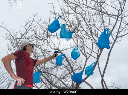 Plogging : un jogger ramasser les déchets en faisant du jogging (plogging). Banque D'Images