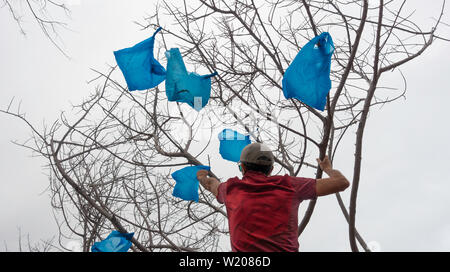 Plogging : un jogger ramasser les déchets en faisant du jogging (plogging). Banque D'Images