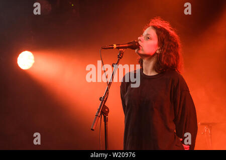 Roskilde, Danemark. Le 04 juillet, 2019. Roskilde, Danemark. Juillet 04th, 2019. La chanteuse et parolière Thirtsa effectue un concert live au cours de la Danish music festival Festival de Roskilde en 2019. (Photo crédit : Gonzales Photo/Alamy Live News Banque D'Images