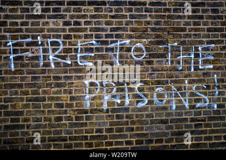 Fire to the prisons graffiti peint en spray sur la prison de Brixton, Brixton, Angleterre. Banque D'Images