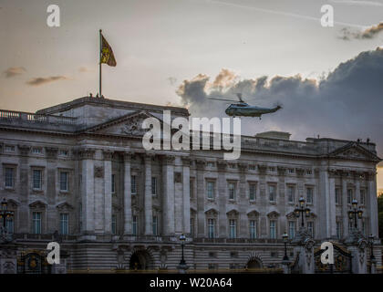 United States Marine Corps Sikorsky VH-3D hélicoptères Sea King, indicatif d'une marine, d'arriver à Buckingham Palace avec nous Le président Donald Trump, Londres, Royaume-Uni. Avec : Atmosphère, voir Où : London, Royaume-Uni Quand : 03 Juin 2019 Crédit : Wheatley/WENN Banque D'Images