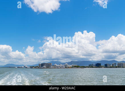 La ville vue depuis le pont d'un bateau de croisière reef, Cairns, Queensland, Australie Banque D'Images