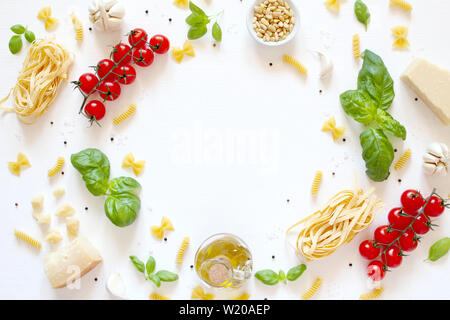 Arrière-plan de l'alimentation avec des ingrédients traditionnels de la cuisine méditerranéenne sur fond blanc. Vue de dessus avec l'exemplaire de l'espace. Cuisine italienne. Banque D'Images