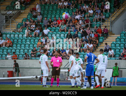 CARDIFF, Royaume-Uni. 4 juillet 2019. Fans de Cardiff a rencontré le FC jouer avec un ballon de plage pendant la Ligue Europa match à la Cardiff International Sports Stadium. © Photo Matthieu Lofthouse - Photographe indépendant Crédit : Matthieu Lofthouse/Alamy Live News Banque D'Images