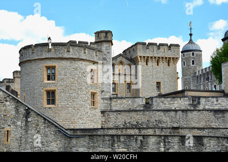 La célèbre Tour Blanche et la Tour de Londres de South Bank sur la Tamise. Attraction touristique historique populaire un jour d'été. Banque D'Images