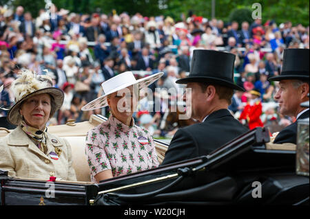 Ascot, Berkshire, Royaume-Uni. 18 Juin, 2019. Le premier jour de Royal Ascot, l''hippodrome d''Ascot. Credit : Maureen McLean/Alamy Banque D'Images