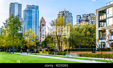 Doublure de gratte-ciel l'horizon de Yaletown et David Lam Park le long de False Creek Inlet de Vancouver, British Columbia, Canada Banque D'Images