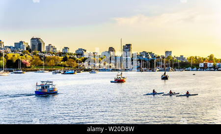 La pratique des kayaks à False Creek Inlet au coucher du soleil sur une belle journée de printemps à Vancouver, Colombie-Britannique, Canada Banque D'Images