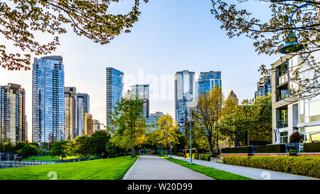 Doublure de gratte-ciel l'horizon de Yaletown et David Lam Park le long de False Creek Inlet de Vancouver, British Columbia, Canada Banque D'Images