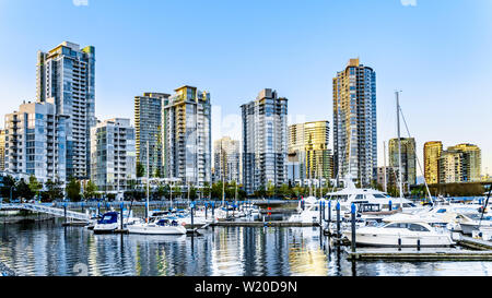 Skyscapers bordant la skyline de Yaletown avec Marina Quai le long de False Creek Inlet de Vancouver, British Columbia, Canada Banque D'Images