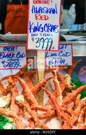 SEATTLE, Washington State, USA - Juin 2018 : pattes de crabe frais en vente dans le marché de Pike Place à Seattle city center. Banque D'Images