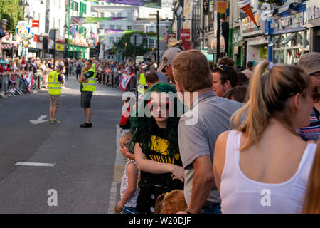 Les spectateurs de High Street à Killarney, comté de Kerry, Irlande attendent la Parade pour le 4th juillet et les célébrations de l'indépendance Banque D'Images