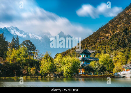 Le Xian de Lijiang dans Park City, Chine, province du Yunnan avec de magnifiques montagnes neige Yulong dans l'arrière-plan Banque D'Images