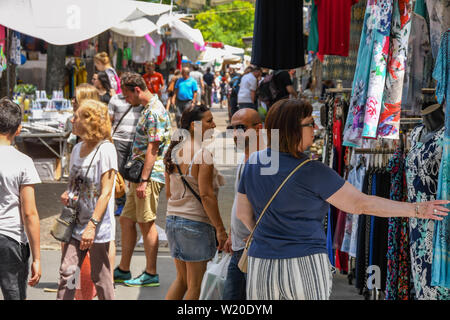 Côme, Italie - Juin 2019 : les personnes à la recherche de vêtements sur un étal dans le marché en plein air sur le lac de Côme Côme. Banque D'Images