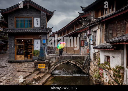 Jour de pluie dans la ville de Lijiang, Chine Banque D'Images