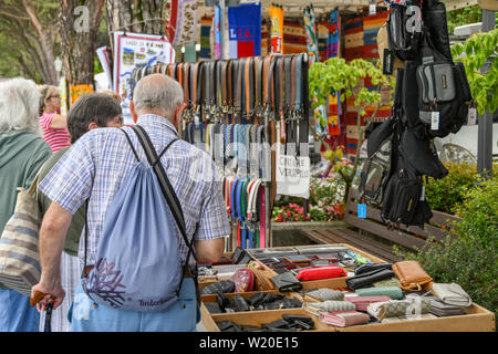 Lezzeno, Lac de Côme, Italie - Juin 2019 : articles de cuir sur un étal dans le marché de producteurs à Lenno, sur le lac de Côme. Banque D'Images