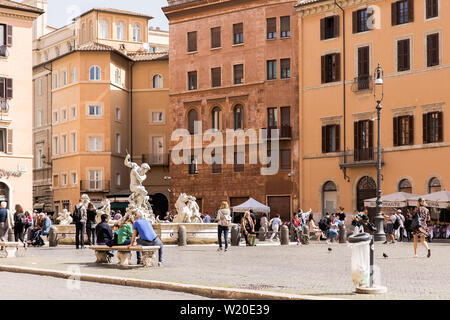 ROME, ITALIE - 24 avril 2019 : les touristes profitant de la fontaine de Neptune de la Piazza Navona square sur une journée ensoleillée. Heureux les touristes visitant l'italien célèbre Banque D'Images