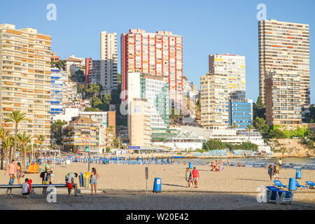 Benidorm, Espagne, 15 juin, 2019 Vue de la plage de Benidorm : plein de gens à Benidorm, Espagne Banque D'Images